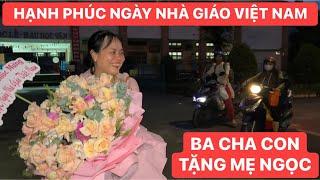 Mẹ Ngọc hạnh phúc nhận bó hoa thật to và cha con Khương Dừa dẫn đi ăn Ngày Nhà Giáo Việt Nam