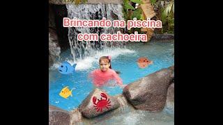 Emanuelle Magol brincando na piscina com cachoeira #piscina #piscinadepedra #cachoeira