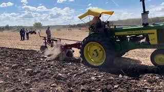 ANTIQUE TRACTOR PLOWING at its best tubalcain john deere case farmall allis chalmers