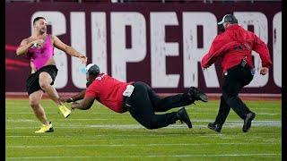 Fan Runs Onto The Field  During Super Bowl (FAN VIDEO)