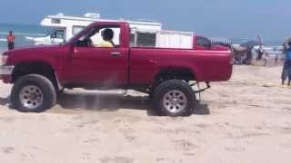 Toyota Pickup 22RE Off Road pulling ford truck trailer of sand Club Jaibos 4x4