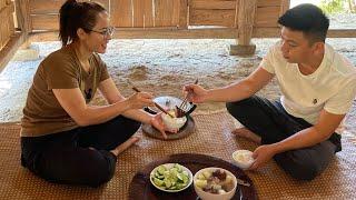 Husband and wife harvest vegetables and make pork leg stew with papaya