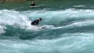 Versuch eines Kopfstands beim Flusssurfen Schleuse Thun