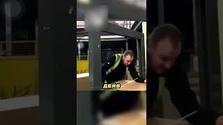 Он упакован конвейером на работе ‍