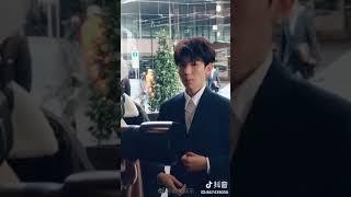 [TFBOYS 王源]源哥下车的时候还不忘对粉丝们点头问好，真是太有礼貌了。