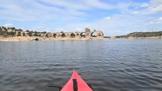 Paleando más allá de Puente Ajuda (Kayak en Alqueva)