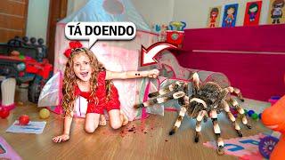 A ARANHA GIGANTE MORDEU MINHA IRMÃZINHA NA BRINQUEDOTECA!!