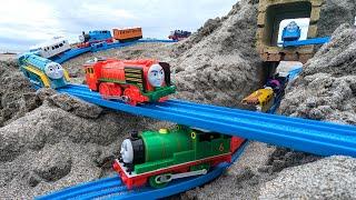 Thomas the Tank Engine Plarail on the beach  Two tunnels and two sand mountains course