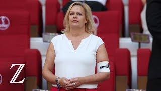 Nancy Faeser trägt "One Love"-Armbinde bei Deutschland-Spiel