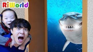 우리집에 마법의 문이 있어요!! 문을 열면 상어가 나올까?  Funny magic door. RIWORLD. 키즈 장난감 상어가족 핑크퐁. 리원세상