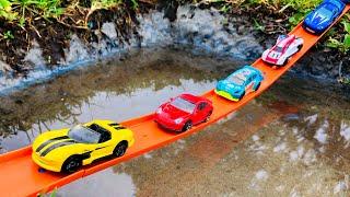 Carritos para Niños en Piscina de Agua - Carros de Carrera - Videos de Coches HotWheels