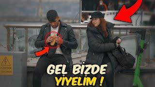 YANINDA KURU EKMEK YİYEN BİRİNİ GÖRSEN NE YAPARSIN ? ( Sosyal Deney )