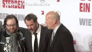 Bruce Willis posiert mit seiner Filmcrew - Premiere Stirb langsam 5 (TIKonline)