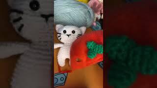 Котик в шляпке помидоркиЕще больше моих работ VK:lurmur #вязание #handmad #toys #амигуруми #котик