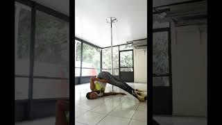 How To POLE DANCE: SHOULDER ROLL (TuToRiAL) - Pole Dance For Beginners