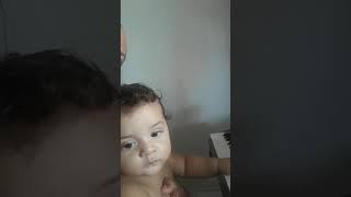 Bebê cantando e tocando