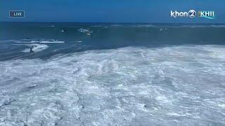 Luke Shepardson catches massive wave at The Eddie