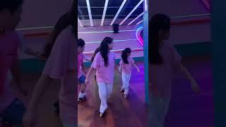 天悦师徒两个配合甩腿#轮滑小辣椒 #轮滑女孩 #溜冰场 #全抖音最火的轮滑 #溜冰鞋