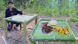 Build a simple bamboo table to serve food in the forest