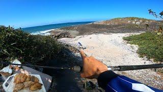 EXPULSOU A GENTE DA ILHA!!! O jeito foi PROCURAR ABRIGO, COMER OS PEIXES que PEGAMOS e ir EMBORA.