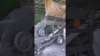 Fierce mobile crusher, equipped with a hammer crusher#machine #crusher  #quarry #mobilecrusher #fyp