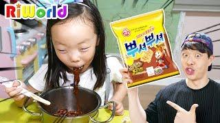 리원이의 아빠 몰래 뿌셔뿌셔 짜장면 주방놀이 장난감으로 요리놀이! Pororo Noodle eating l 리원세상 RIWORLD