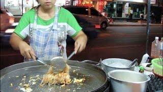 Bangkok Street Food: Making of Pad Thai