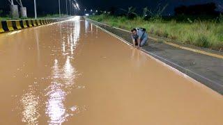 Record-breaking Floodwater Drainage: Clearing a Street with Incredible Force!