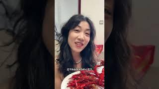东爸给妈妈龙虾时东东炸毛，爸爸转身喂娃剥好的虾肉，妈妈撞见气的举醋瓶喝醋【东东一家】