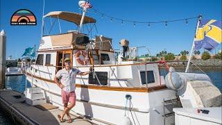 Vivir a tiempo completo a bordo de una pequeña casa flotante para ahorrar dinero y vivir simplemente