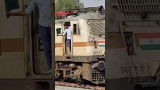 Train19334 Indore Bikaner Mahamana Exp powered with WAP 7 ready to depart from Bikaner onSunday Noon