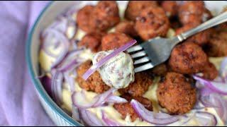 Meatball salad with mayonnaise sauce and quick pickled red onions CC SUB | Savori Urbane