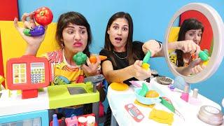 Ayşe VS Ümit. Ayşe Play-Doh mutfak seti ile yemek pişiriyor. Komik video