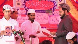 मदरसे के बच्चों को सर्टिफिकेट देते हुई Maulana Jarjis Ansari