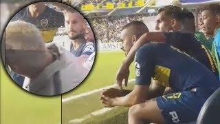 Benedetto y Tevez 'a las piñas' en el banco de suplentes