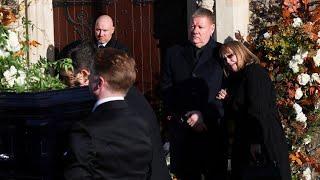 (Sad to watch ) Liam Payne's Parents tear up after seeing their little son's coffin at his funeral!