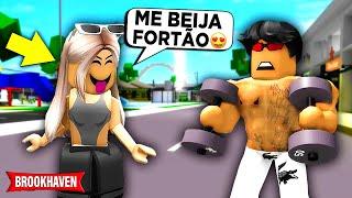 TESTEI A INTERESSEIRA virando MUSCULOSO e ela TENTOU me BEIJAR... BROOKHAVEN RP Roblox