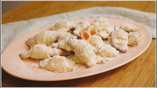 Small crescents from shortcrust pastry filled with Turkish Delight or with jam, nuts | Savori Urbane