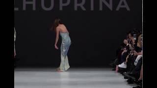 Model trips and loses both her high heels during CHUPRINA Fall/Winter 2018-19 fashion show