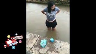 WANITA CANTIK TELANJANG MANDI DI SUNGAI