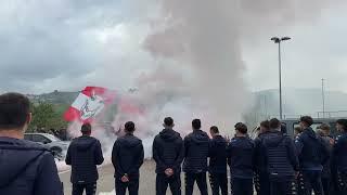 Chieti-Teramo, il saluto dei tifosi del Diavolo alla squadra prima della partenza