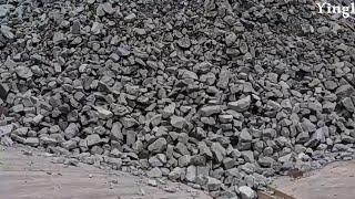 Unloading iron ore, 3000 tons of large iron ore has been unloaded from the barge