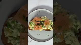 Easy healthy breakfast to try | smoked salmon & scrambled eggs on toast