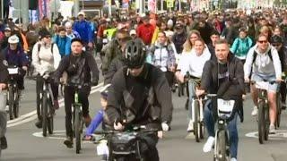 Mass Moscow bike ride attracts 30,000