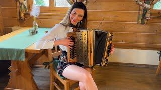 Claudia Hinker spielt den "Steirischen Brauch" auf ihrer Steirischen Harmonika