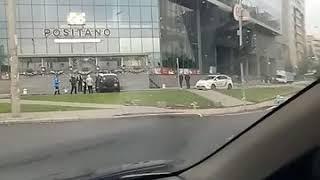В Киеве мужчина влетел в здание ТЦ Silver Breeze, бросил жену с детьми и сбежал.   ДТП произошло на