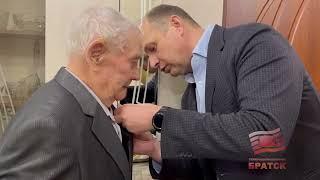 Александр Дубровин вручил медаль «80 лет Победы» братскому ветерану - Александру Евдокимову
