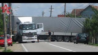 Mercedes truck stuck on the road, Scania truck saved it (Romania)