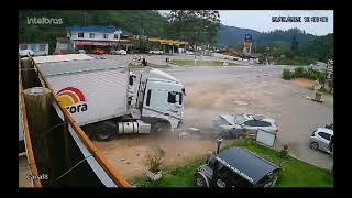 Speeding Volvo XC90 crash into the parked truck head on in Brazil