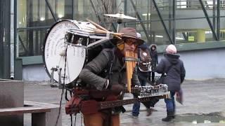 «Человек-оркестр» у ст. метро «Ладожская» (26/01/2018)